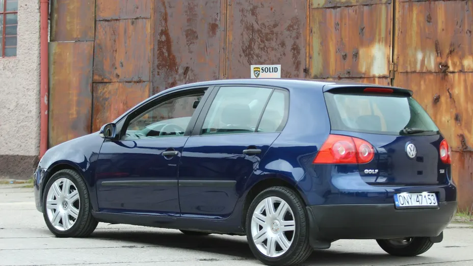 VOLKSWAGEN Golf -