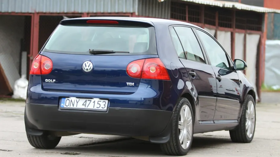 VOLKSWAGEN Golf -