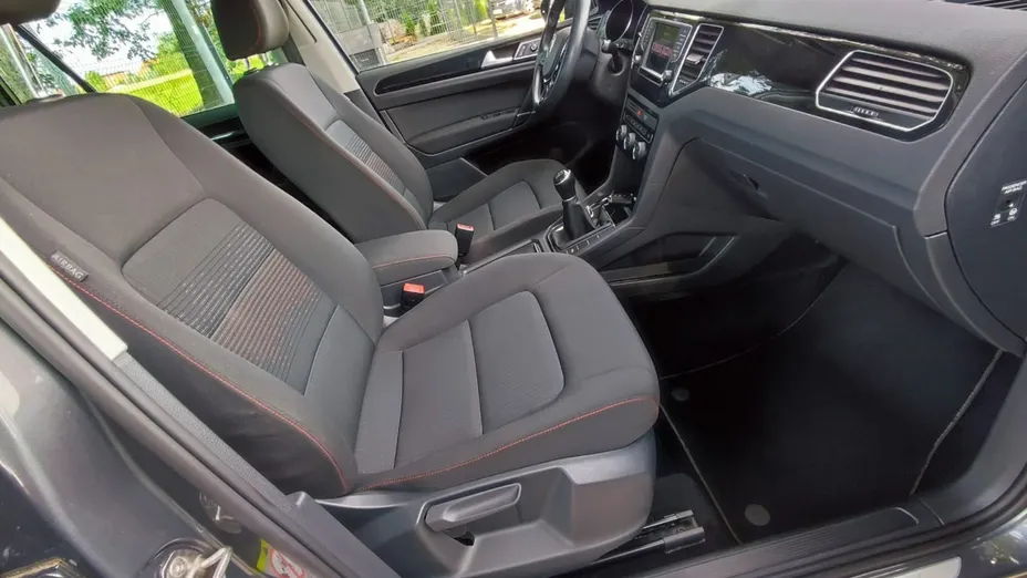 VOLKSWAGEN Golf Sportsvan -