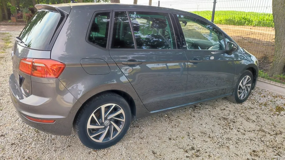 VOLKSWAGEN Golf Sportsvan -