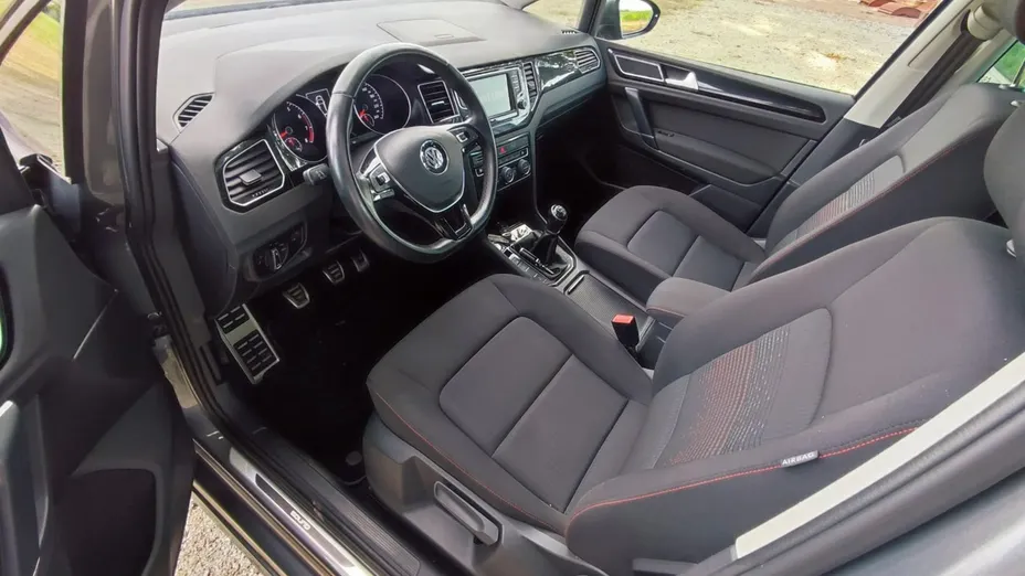 VOLKSWAGEN Golf Sportsvan -