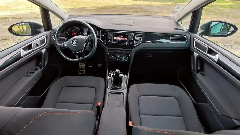 VOLKSWAGEN Golf Sportsvan -