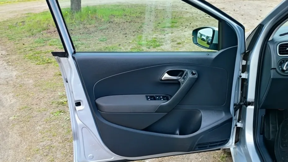VOLKSWAGEN Polo -