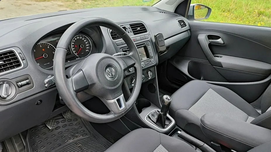 VOLKSWAGEN Polo -