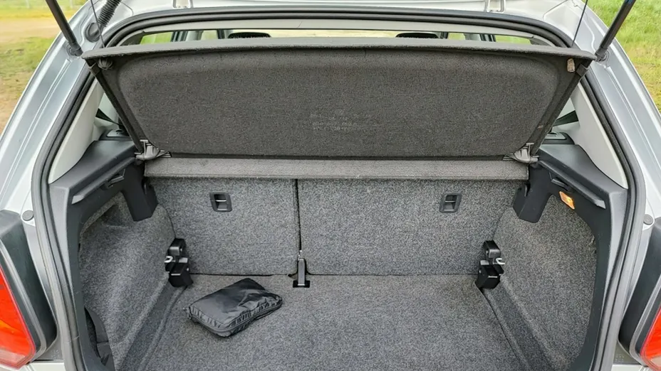 VOLKSWAGEN Polo -