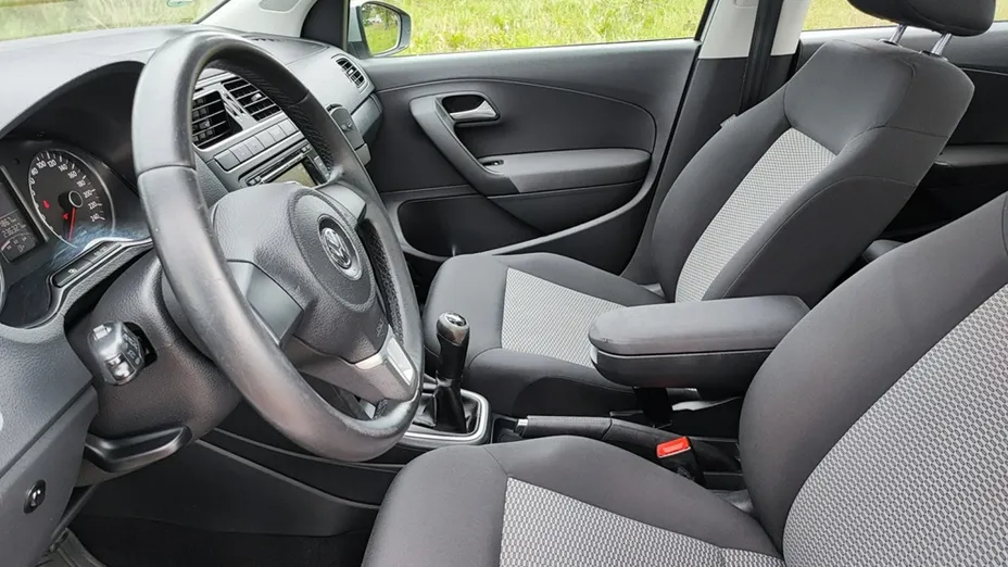 VOLKSWAGEN Polo -