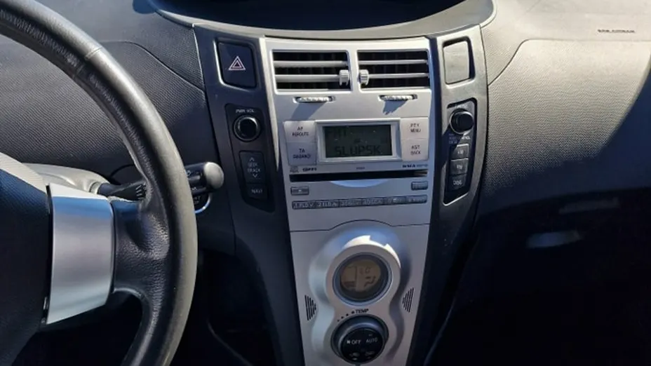TOYOTA Yaris -