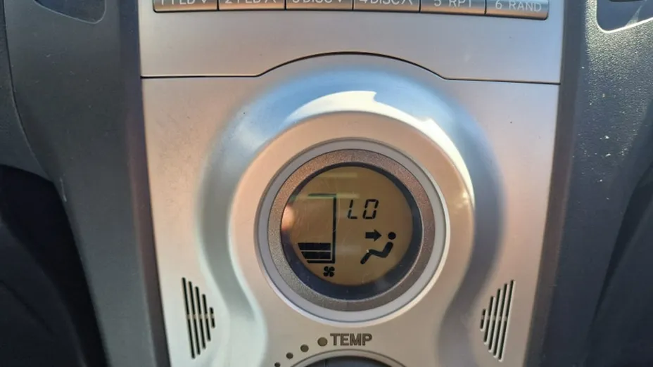 TOYOTA Yaris -