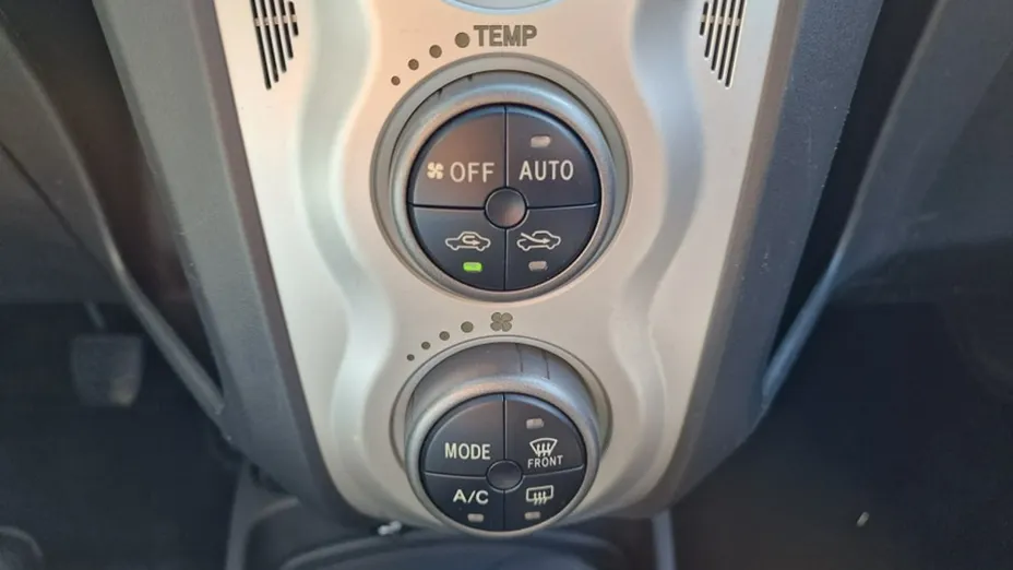 TOYOTA Yaris -