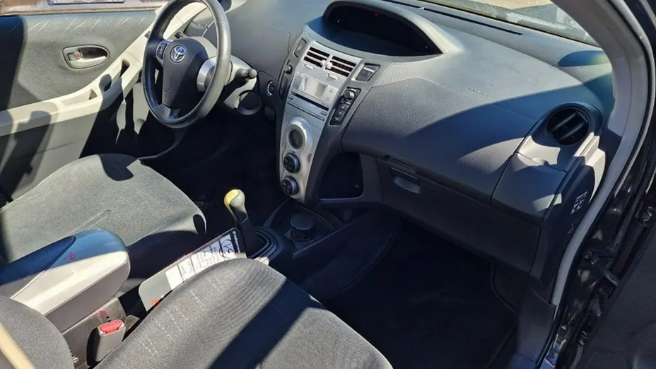 TOYOTA Yaris -