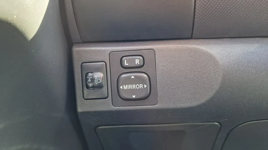 TOYOTA Yaris -