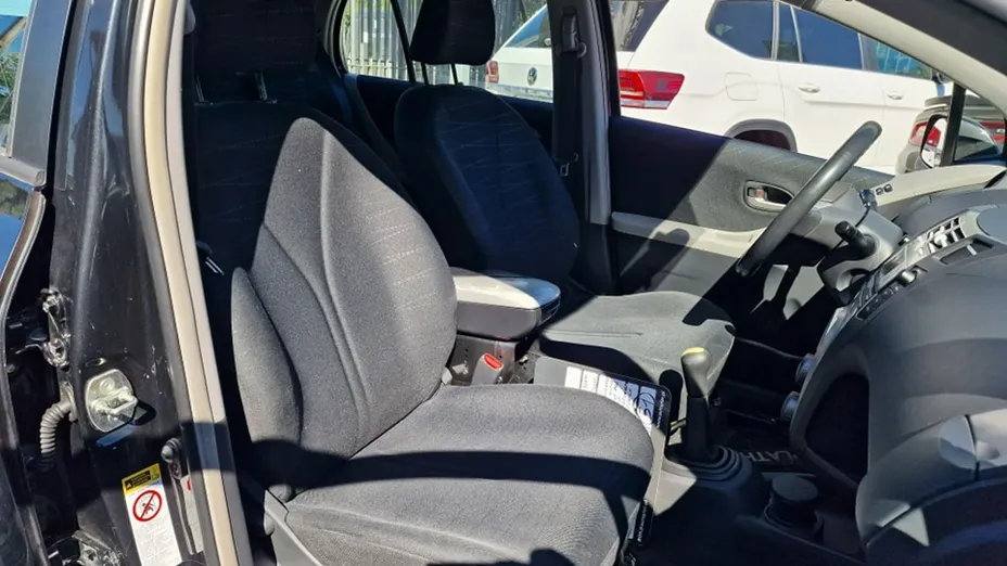 TOYOTA Yaris -