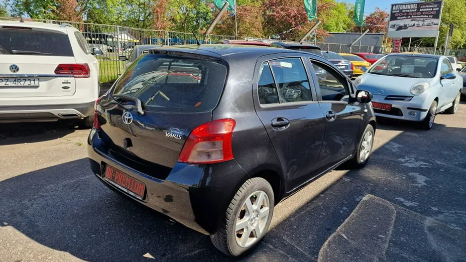 TOYOTA Yaris -