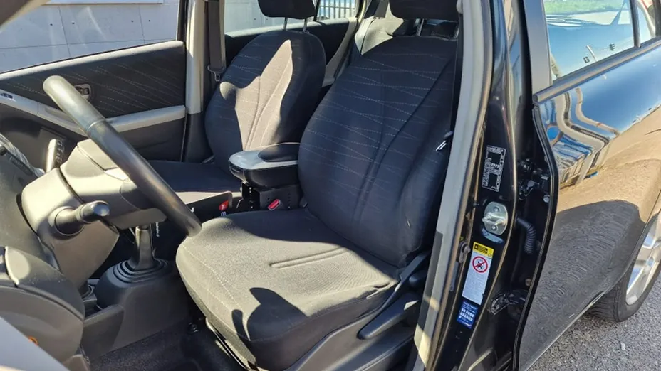 TOYOTA Yaris -
