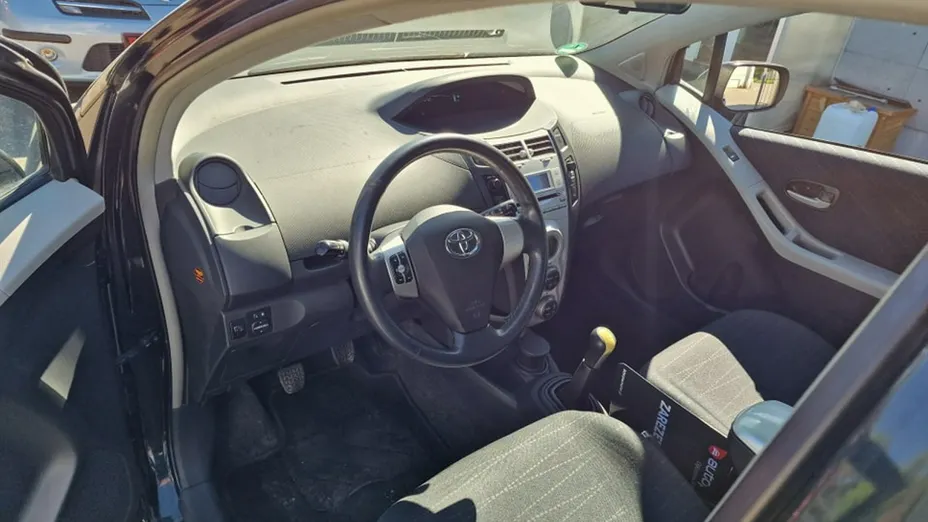 TOYOTA Yaris -