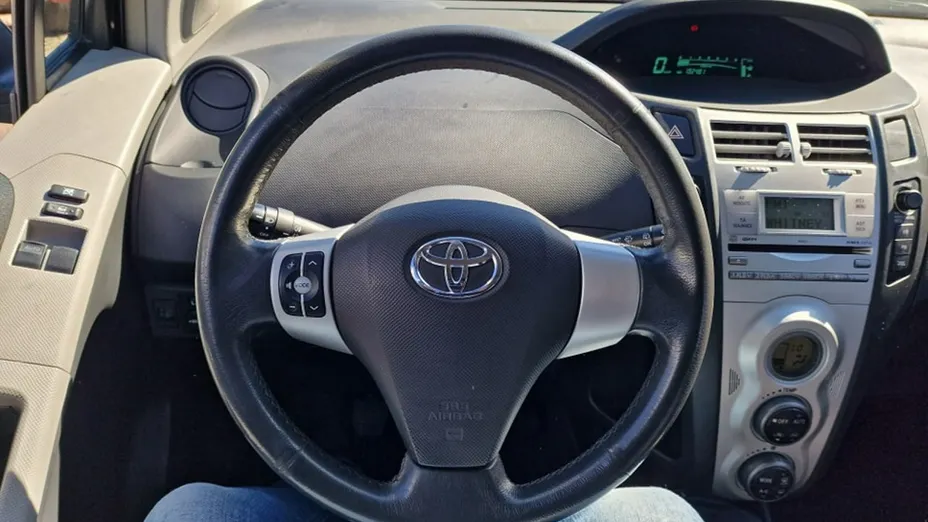 TOYOTA Yaris -