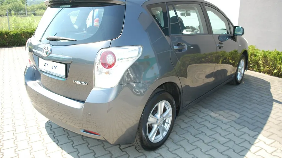 TOYOTA Verso -