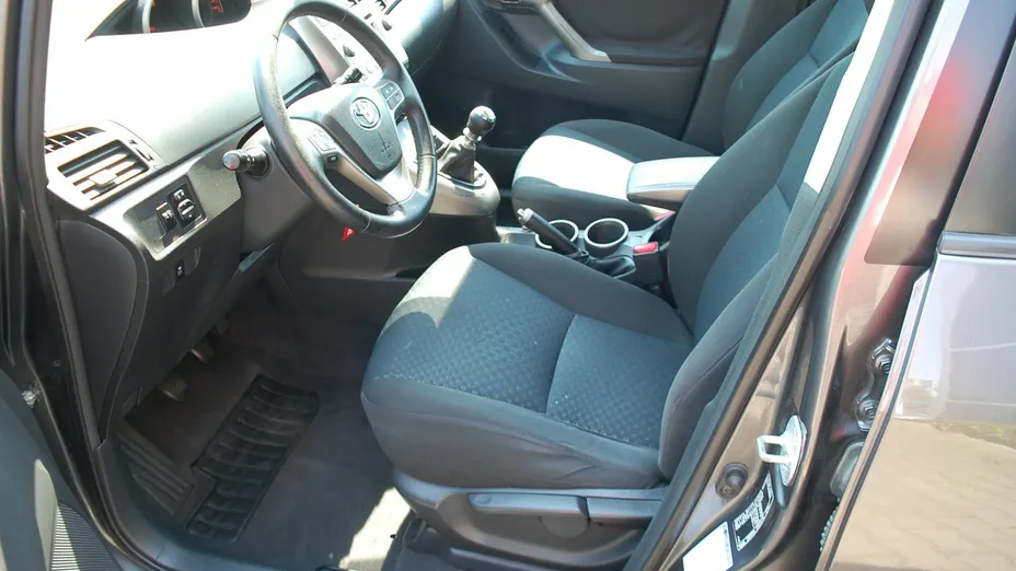 TOYOTA Verso -