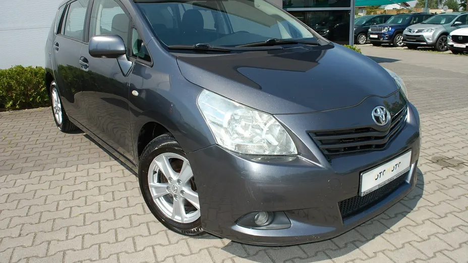 TOYOTA Verso -