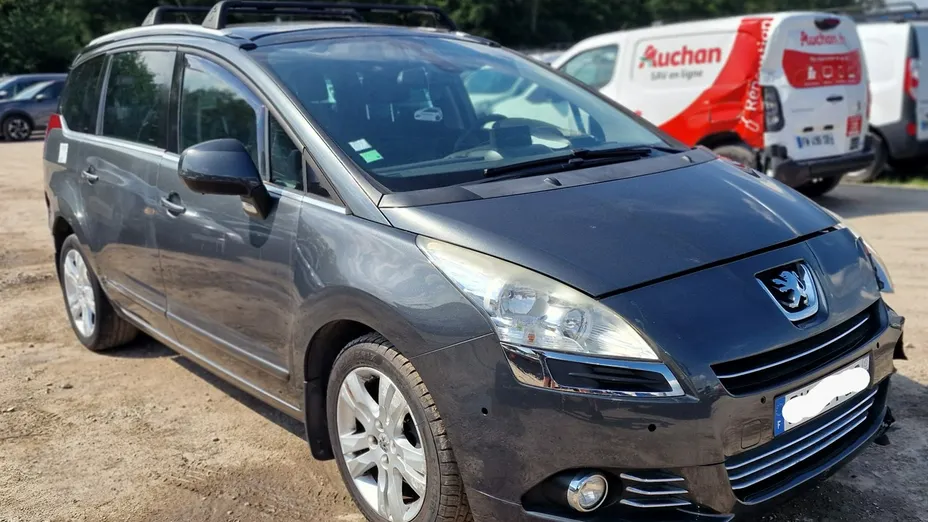 PEUGEOT 5008 -