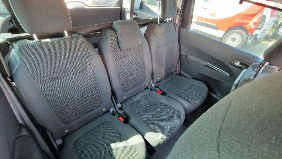 PEUGEOT 5008 -