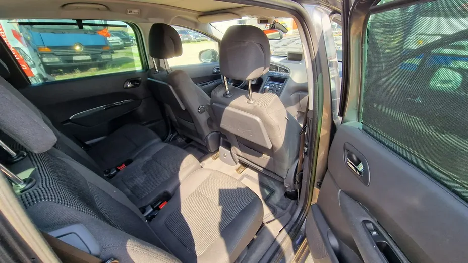 PEUGEOT 5008 -