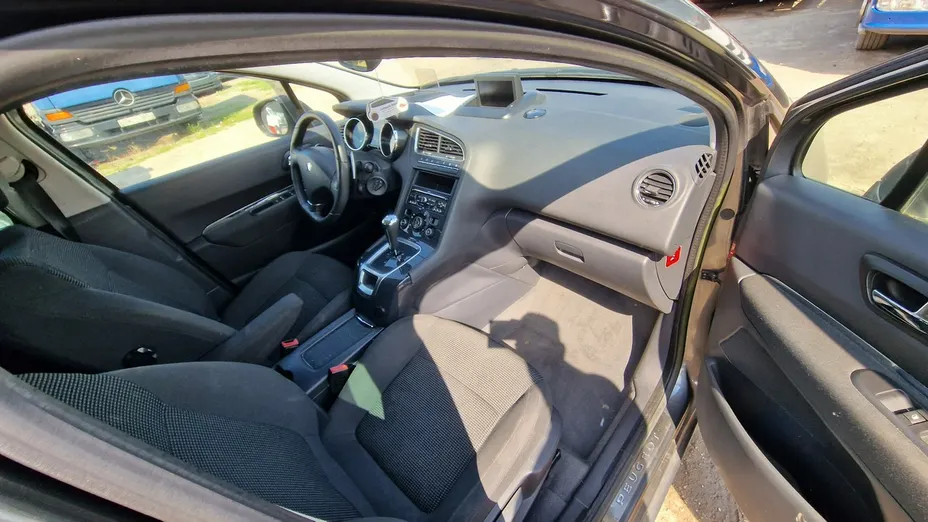 PEUGEOT 5008 -