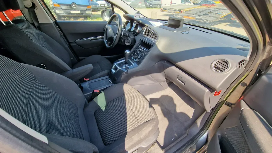 PEUGEOT 5008 -