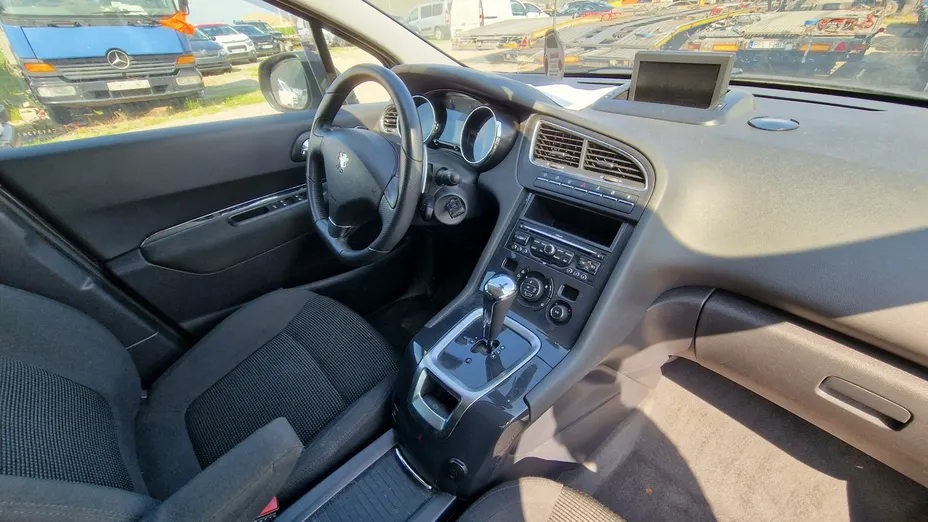 PEUGEOT 5008 -