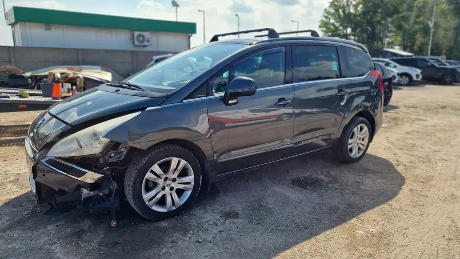 PEUGEOT 5008 -