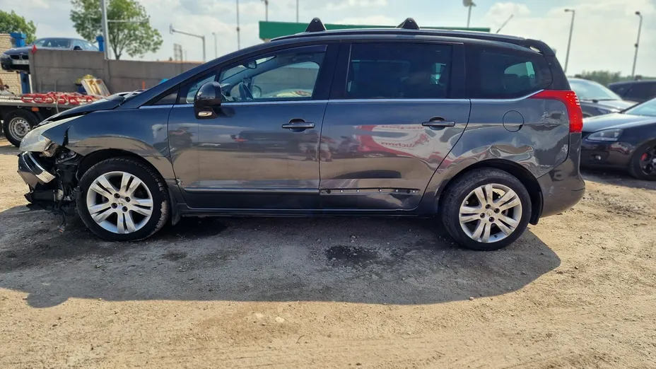 PEUGEOT 5008 -