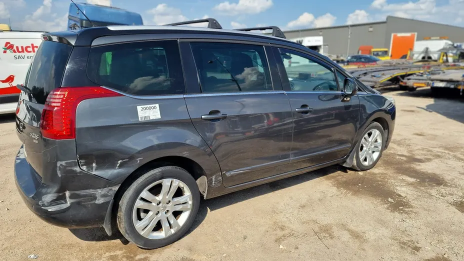 PEUGEOT 5008 -