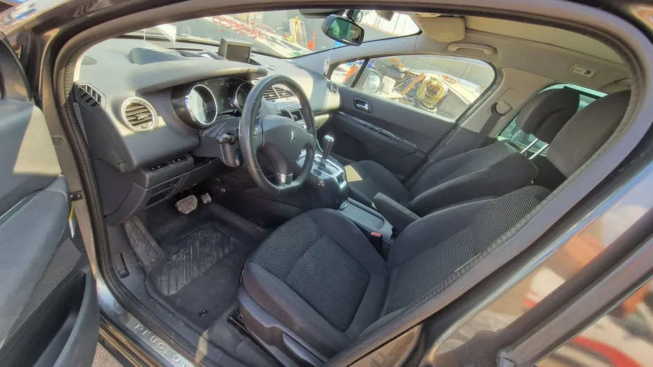 PEUGEOT 5008 -