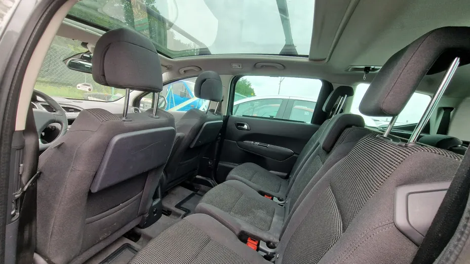 PEUGEOT 5008 -