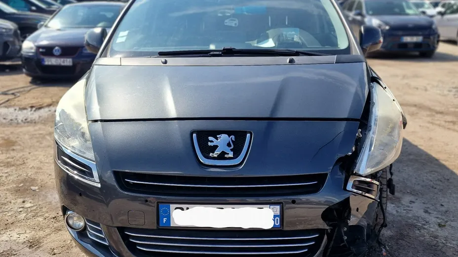 PEUGEOT 5008 -