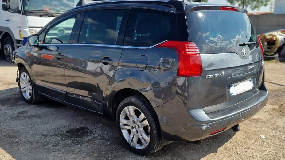 PEUGEOT 5008 -
