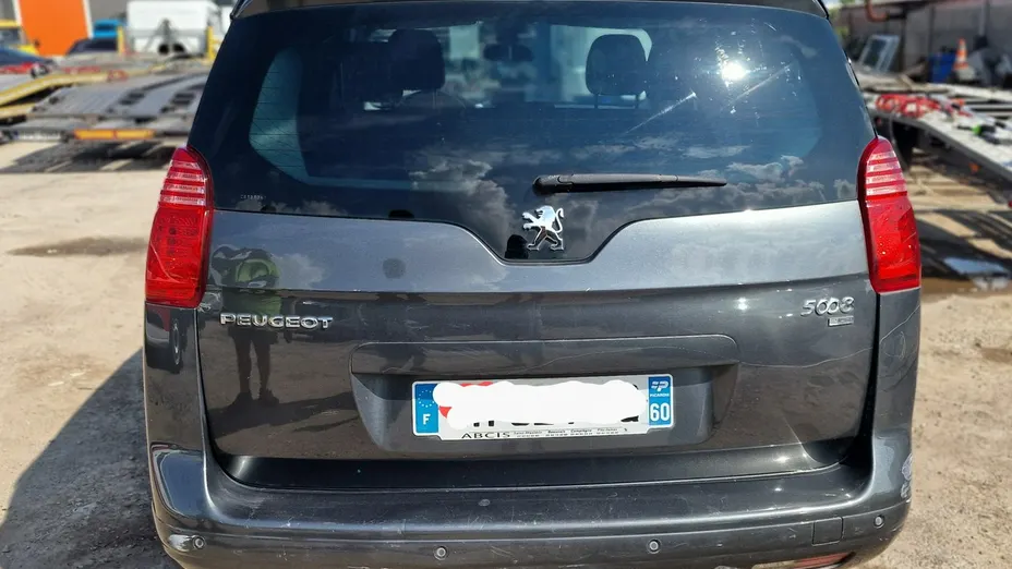 PEUGEOT 5008 -