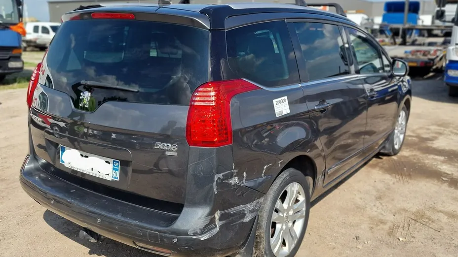 PEUGEOT 5008 -