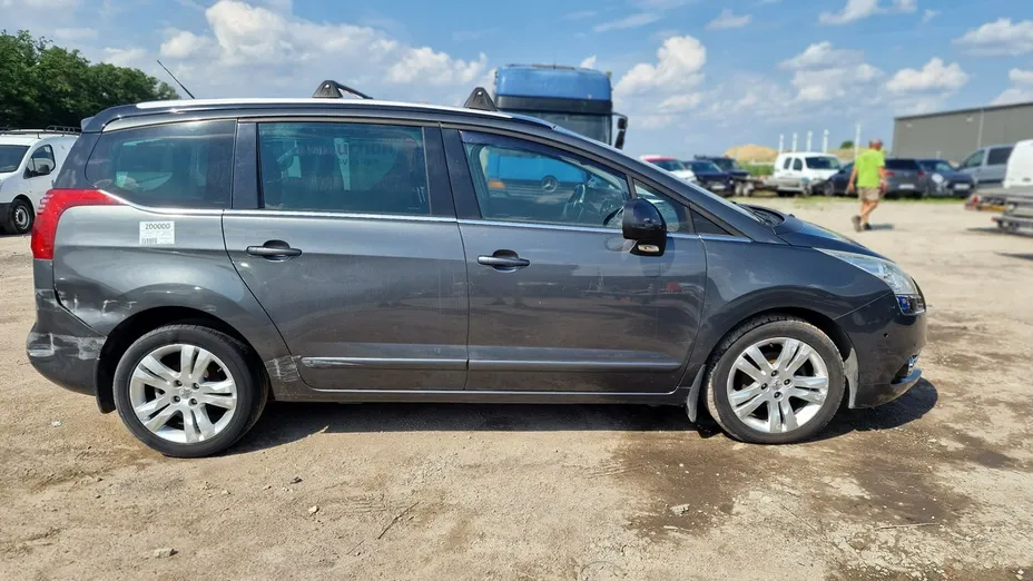 PEUGEOT 5008 -
