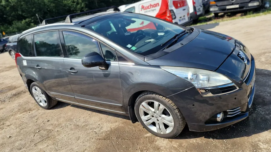 PEUGEOT 5008 -