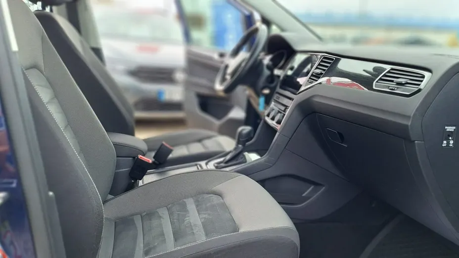 VOLKSWAGEN Golf Sportsvan -
