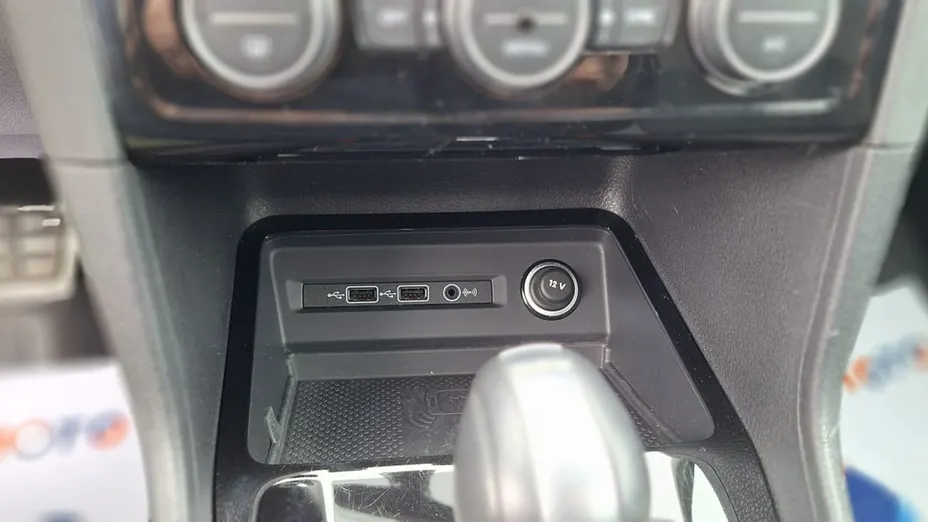VOLKSWAGEN Golf Sportsvan -