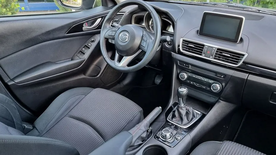 MAZDA 3 -