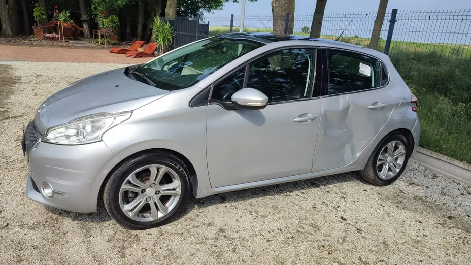 PEUGEOT 208 -