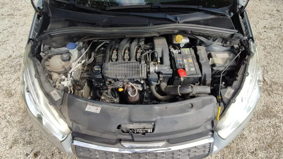 PEUGEOT 208 -