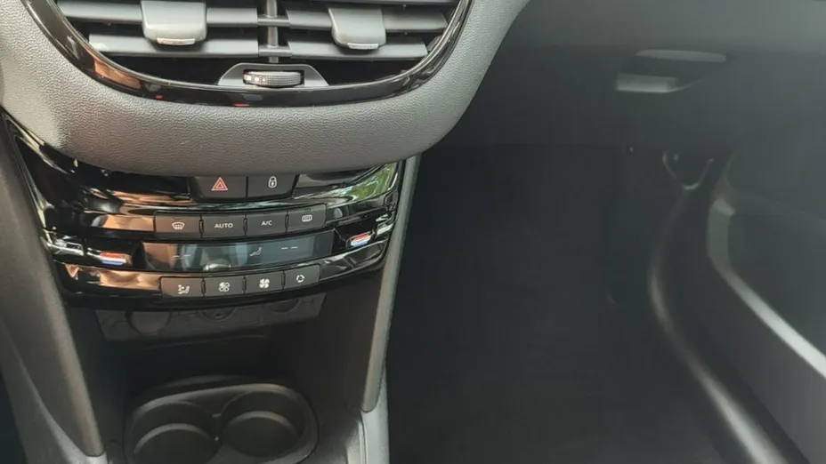PEUGEOT 208 -