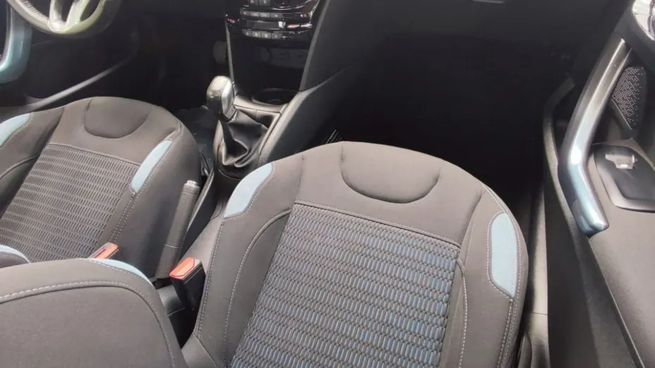 PEUGEOT 208 -