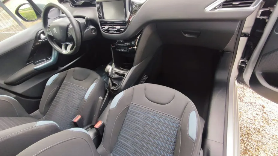 PEUGEOT 208 -