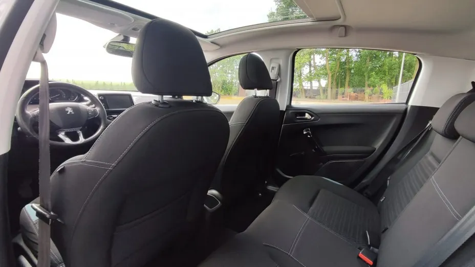 PEUGEOT 208 -