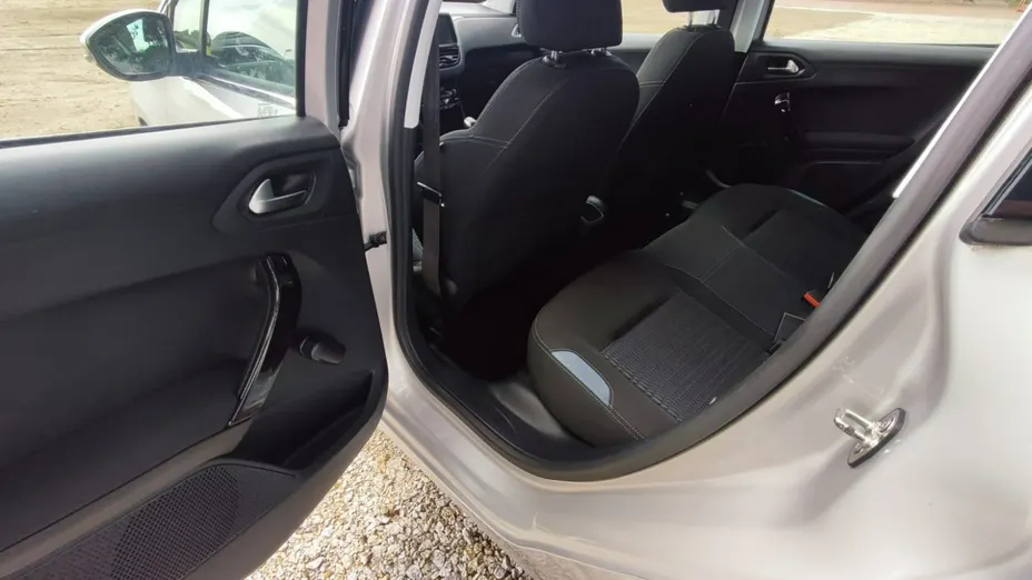 PEUGEOT 208 -